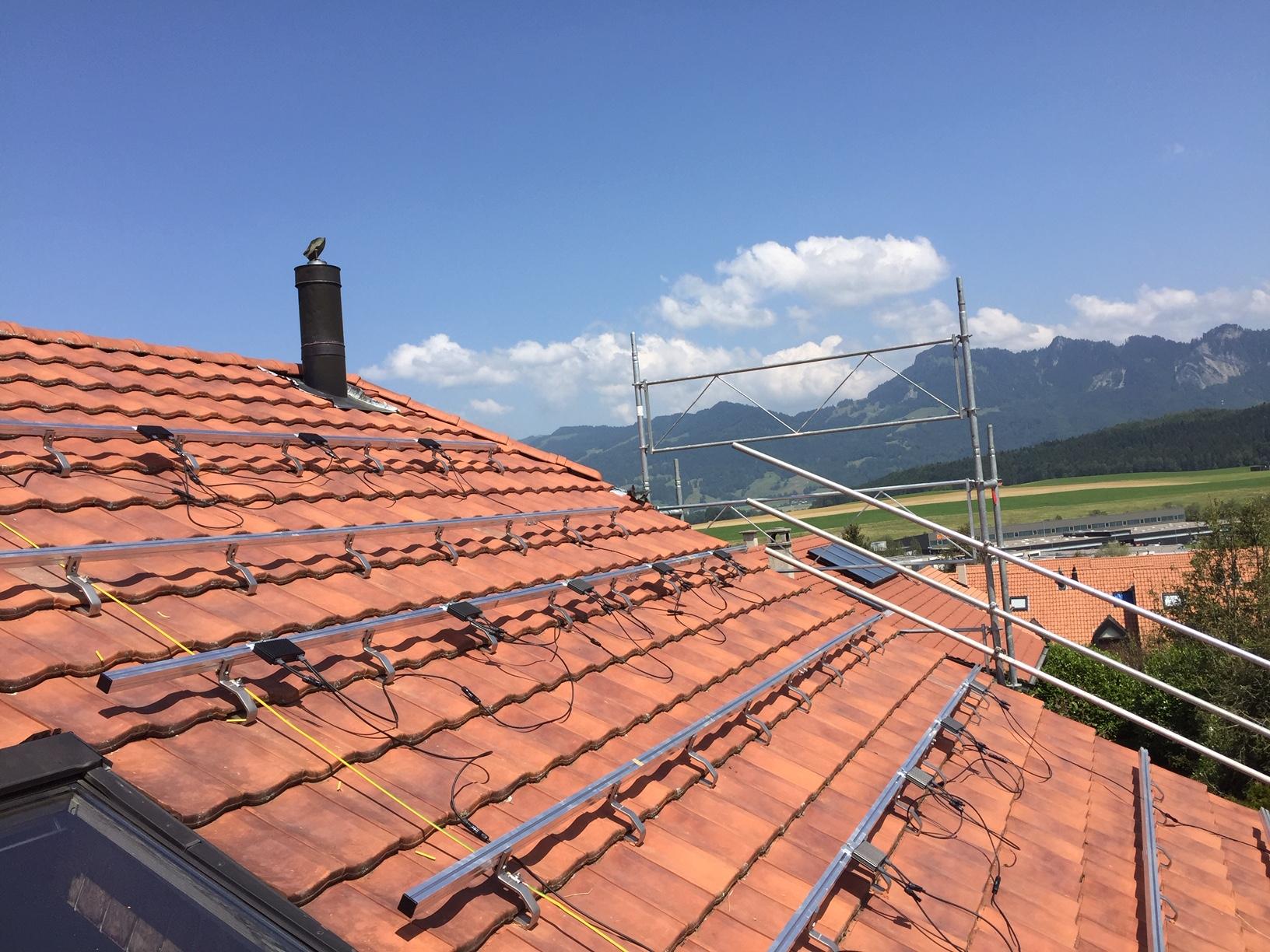 Canton de Fribourg.  Installation du système d'intégration et des optimiseurs Solaredge pour les panneaux photovoltaïques. Annonce à la commune, obtention des subventions PRONOVO, réalisation de la reprise de l'énergie par GESA et des garanties d'origine (GO)