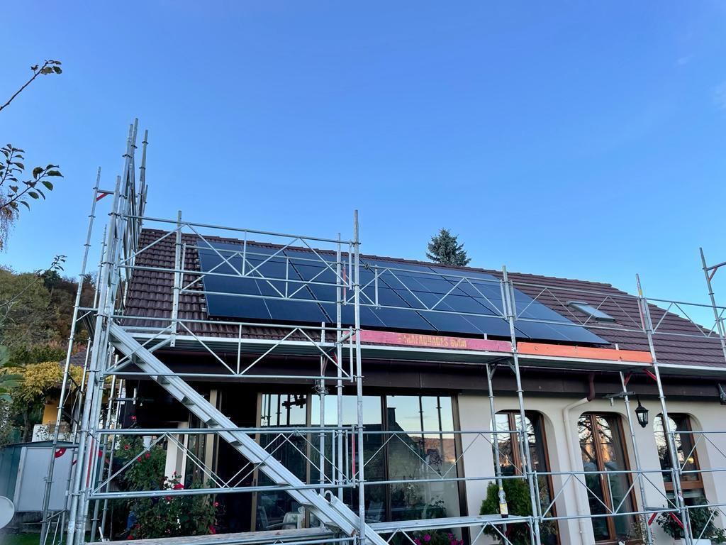 Canton de Neuchâtel.  Installation de 16 panneaux photovoltaïques avec onduleur et optimiseurs Solaredge. Annonce à la commune, obtention des subventions PRONOVO, réalisation de la reprise de l'énergie par Groupe E et des garanties d'origine (GO)