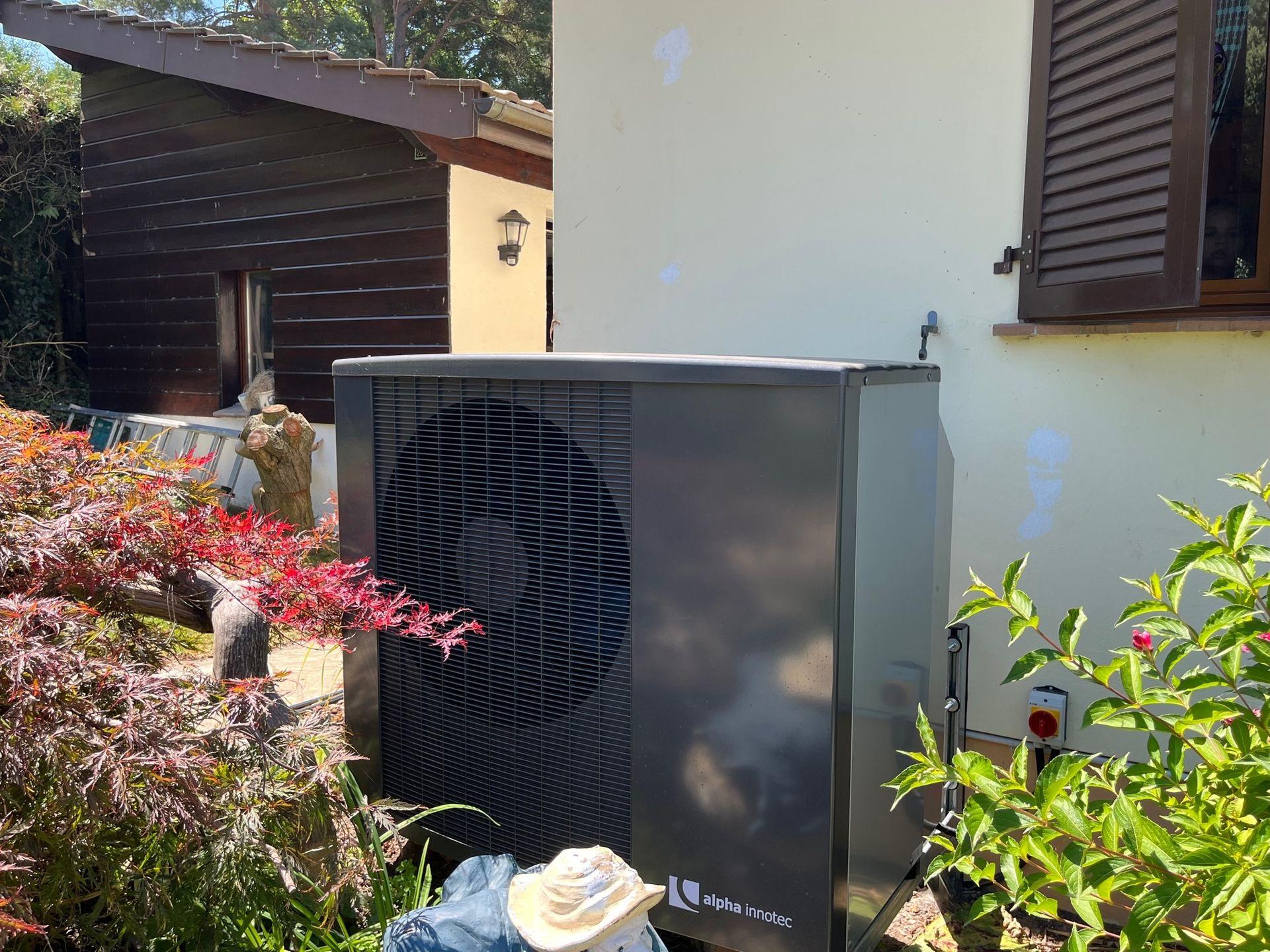 Canton de Vaud.  Installation d'une pompe à chaleur de la marque Alpha Innotec pour le chauffage et la production d'eau chaude. Accord de permis par la CAMAC, aurosisation par la commune et obtention des subventions par Programme Bâtiments