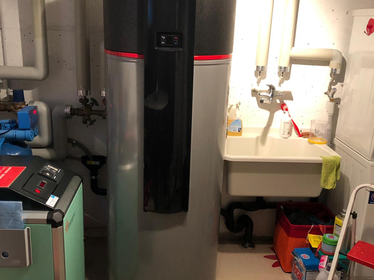 Canton de Fribourg.  Installation d'un boiler pompe à chaleur 300L de la marque Atlantic.
