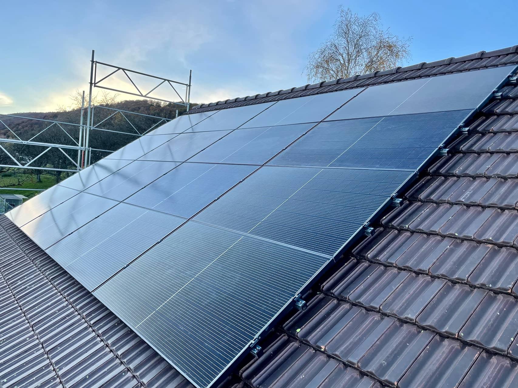 Canton de Neuchâtel.  Installation de 16 panneaux photovoltaïques avec onduleur et optimiseurs Solaredge. Annonce à la commune, obtention des subventions PRONOVO, réalisation de la reprise de l'énergie par Groupe E et des garanties d'origine (GO)