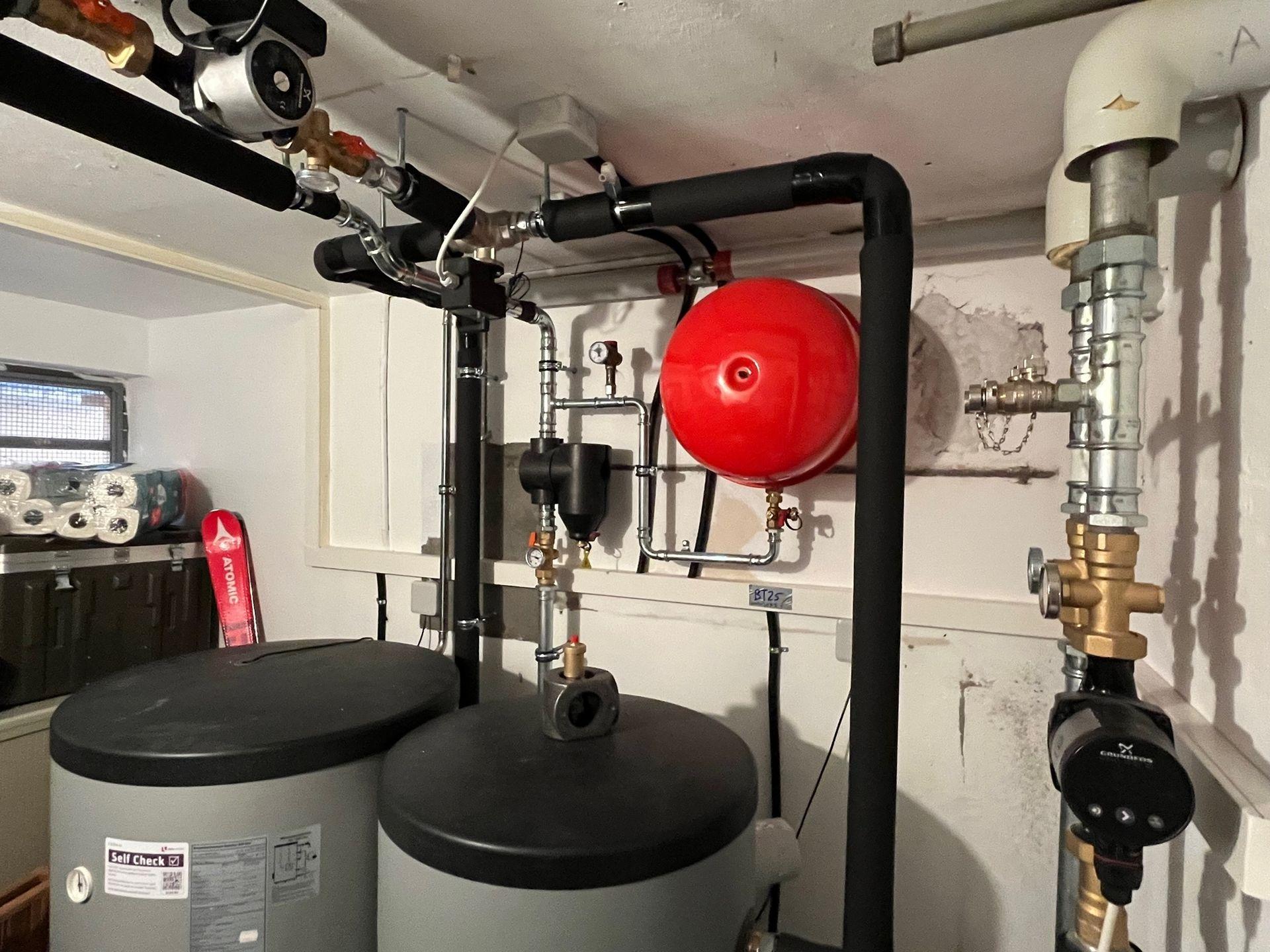 Canton de Vaud.  Tuyaux calorifugés concernant une pompe à chaleur de la marque Alpha Innotec NP AW 20-12, pour le chauffage et la production d'eau chaude. Accord de permis par la CAMAC, aurosisation par la commune et obtention des subventions par Programme Bâtiments.