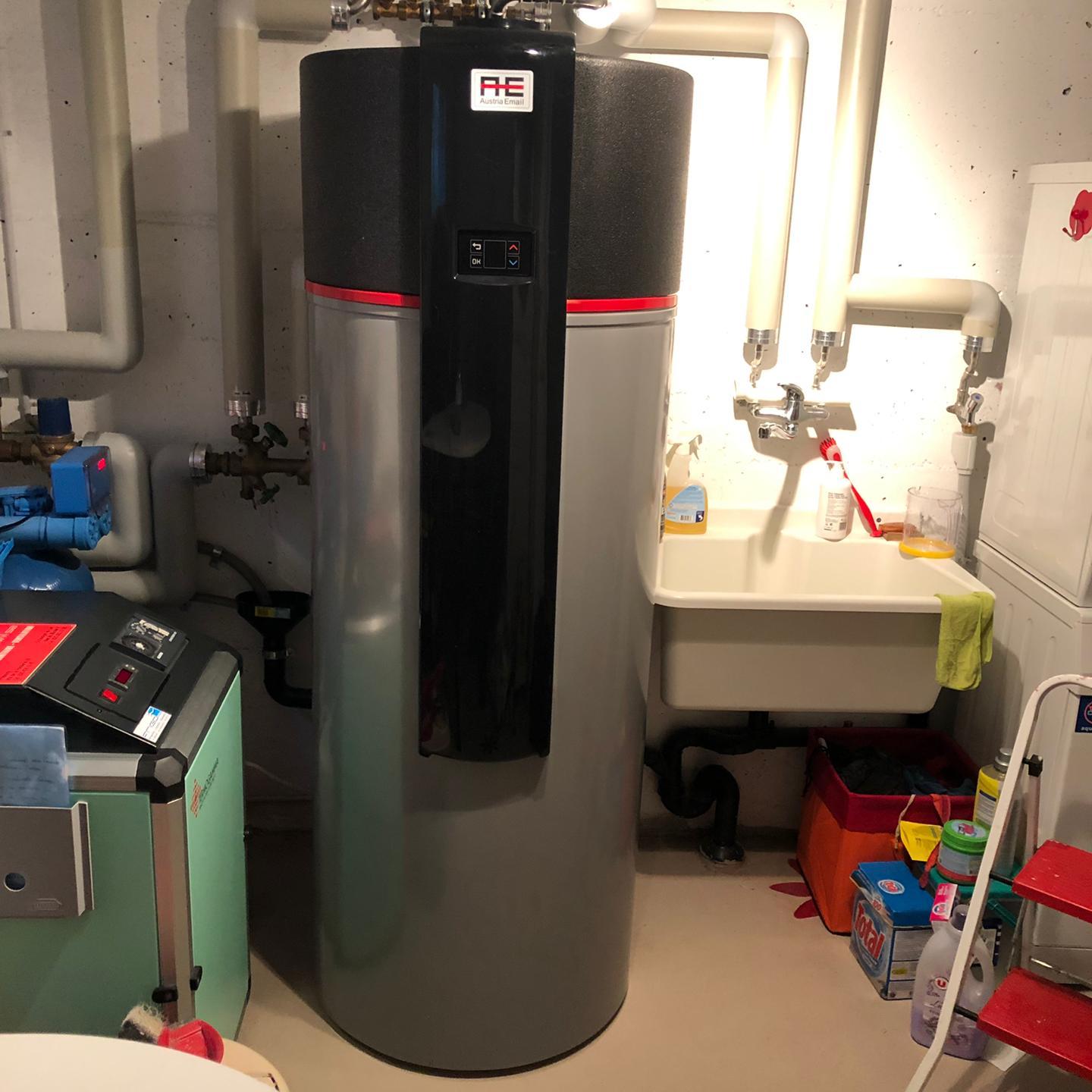 Canton de Fribourg.  Installation d'un boiler pompe à chaleur 300L de la marque Atlantic.